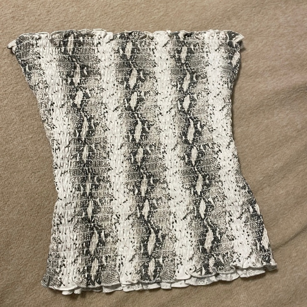 Print strapless top very stretchy/ high elasticity.